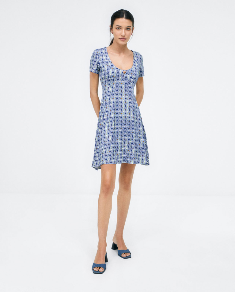 Robe courte, manches courtes. Elastique. Bleu