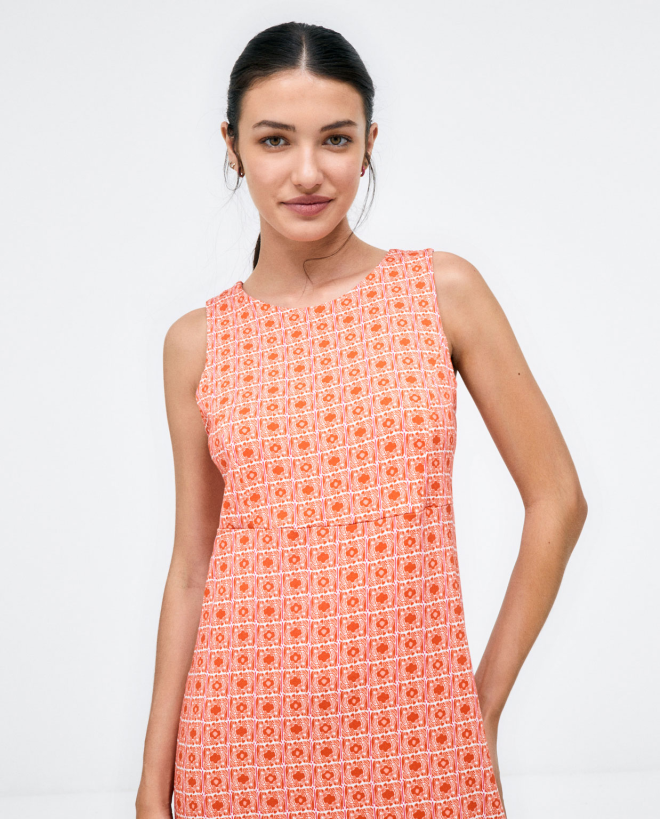 Robe décolletée dans le...