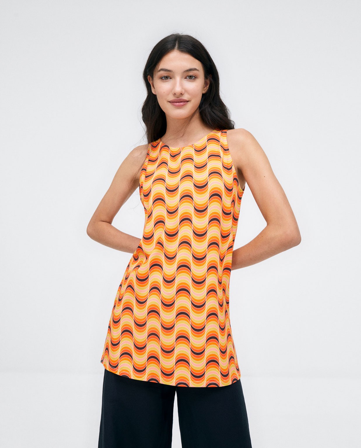 T-shirt long sans manches. Imprimé e Orange