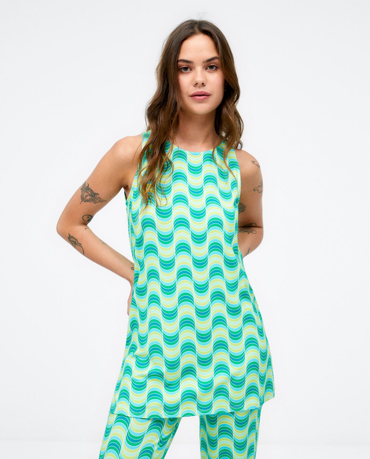 T-shirt long sans manches. Imprimé e Vert