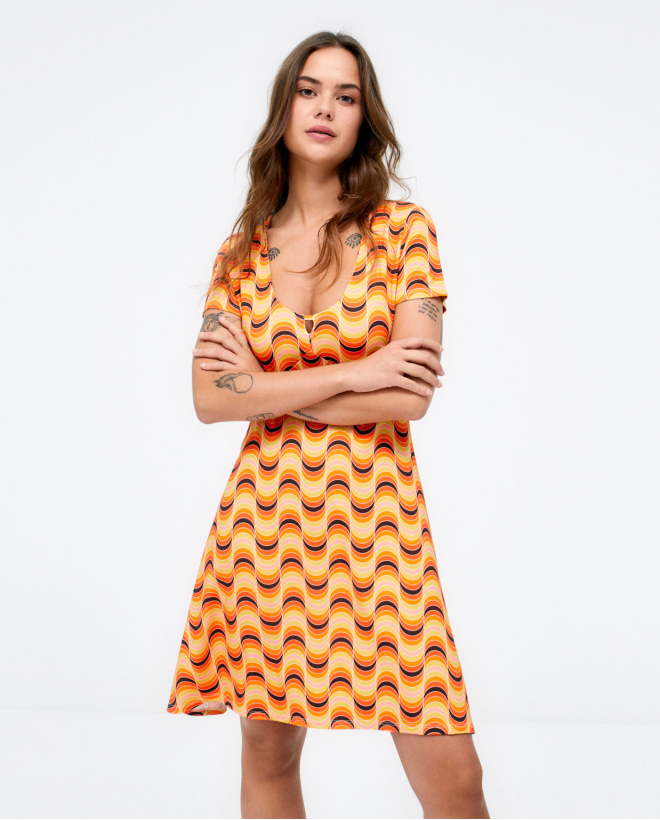 Robe courte. Col rond....