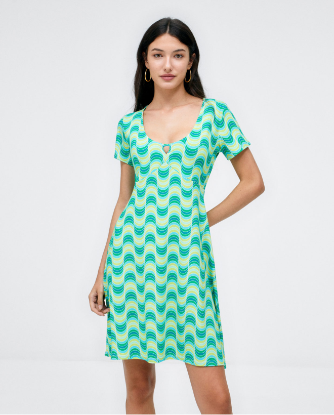 Robe courte. Col rond....