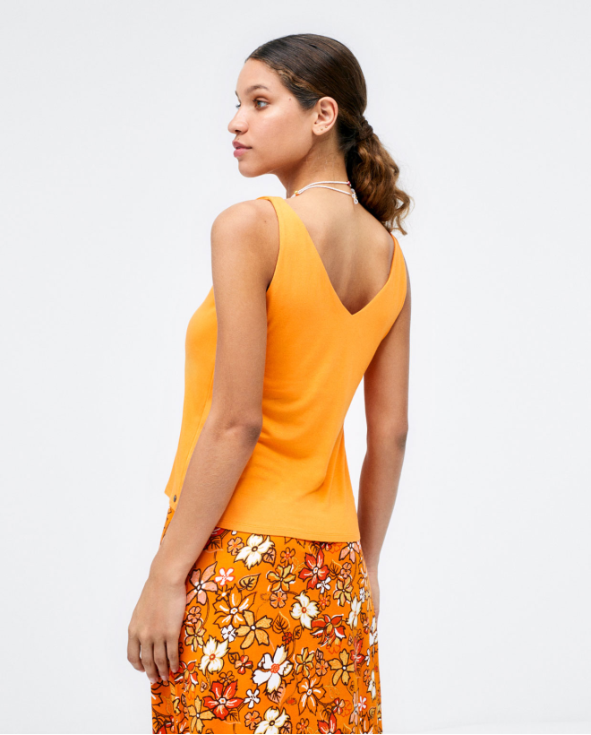 Tank top - V-neck. Elastic....