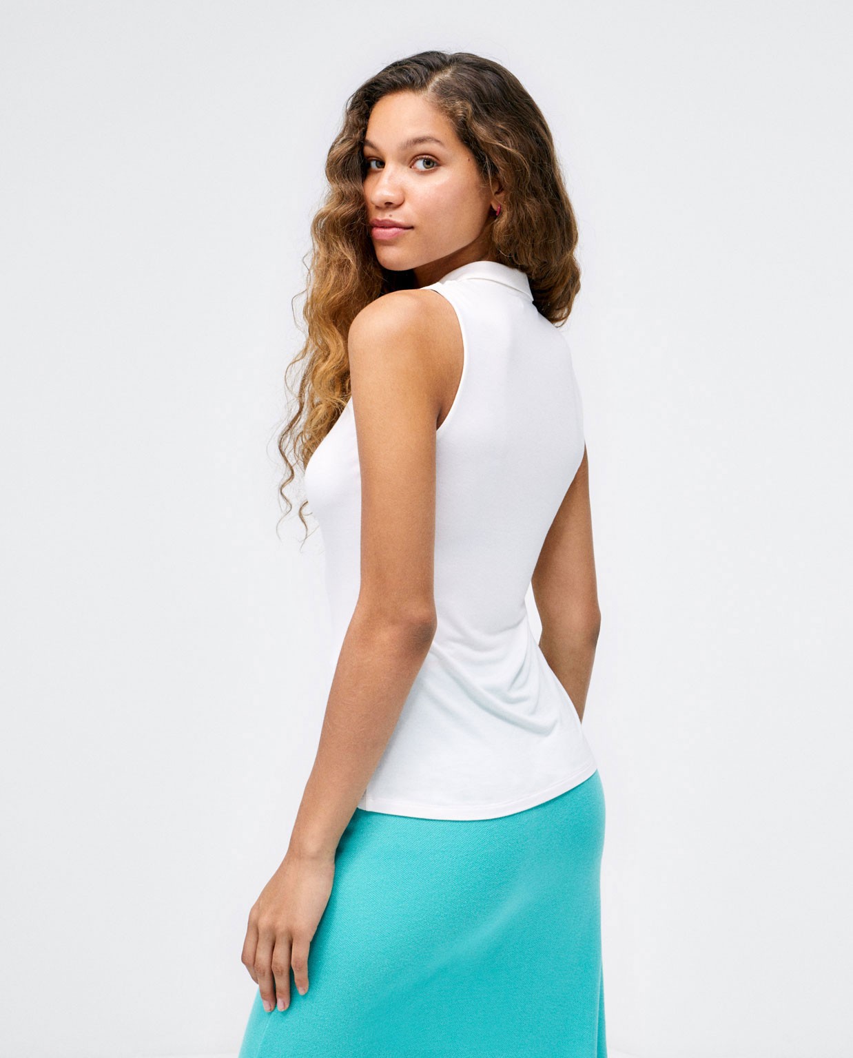Chemise sans manches froncée. Elastique.  Blanc