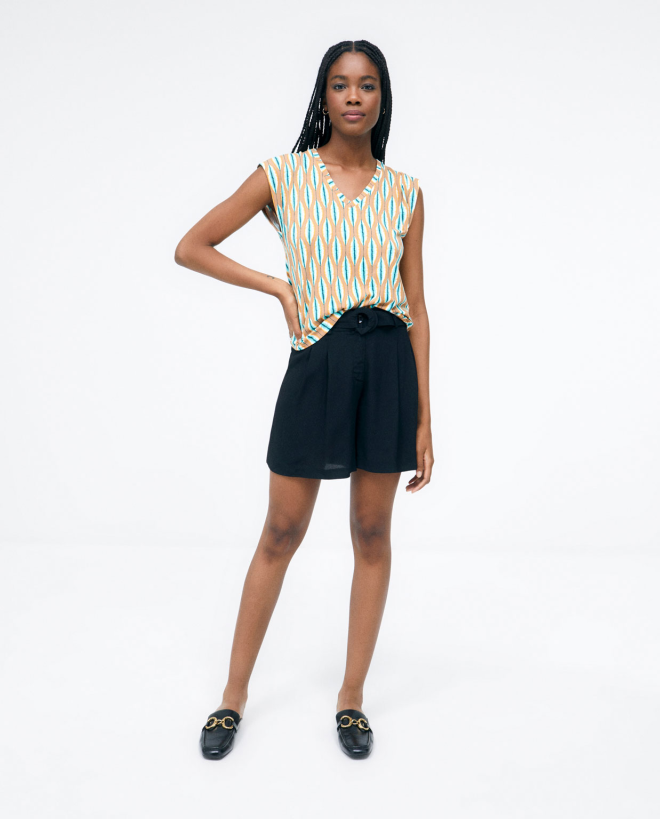 Short plissé avec ceinture. Noir