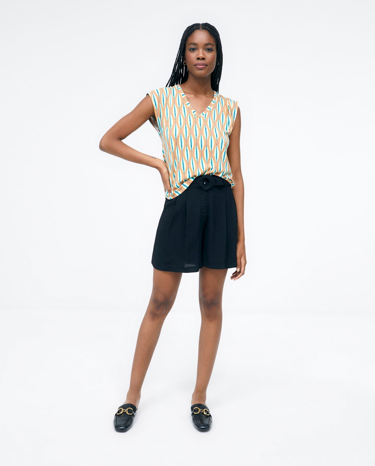 Short plissé avec ceinture.  Noir