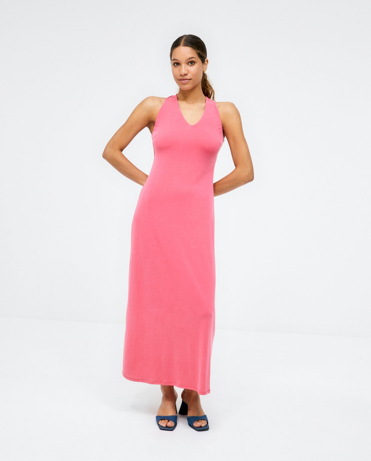 Robe longue. Bretelles croisées au dos. Impression Fushia