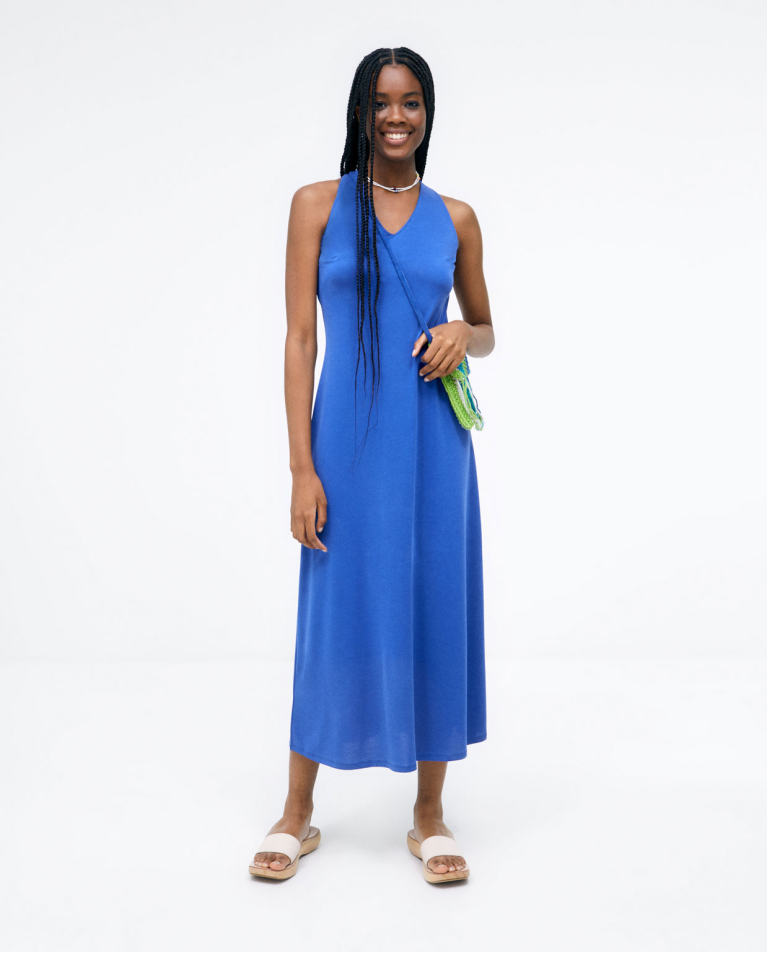 Robe longue. Bretelles croisées au dos. Impression Bleu