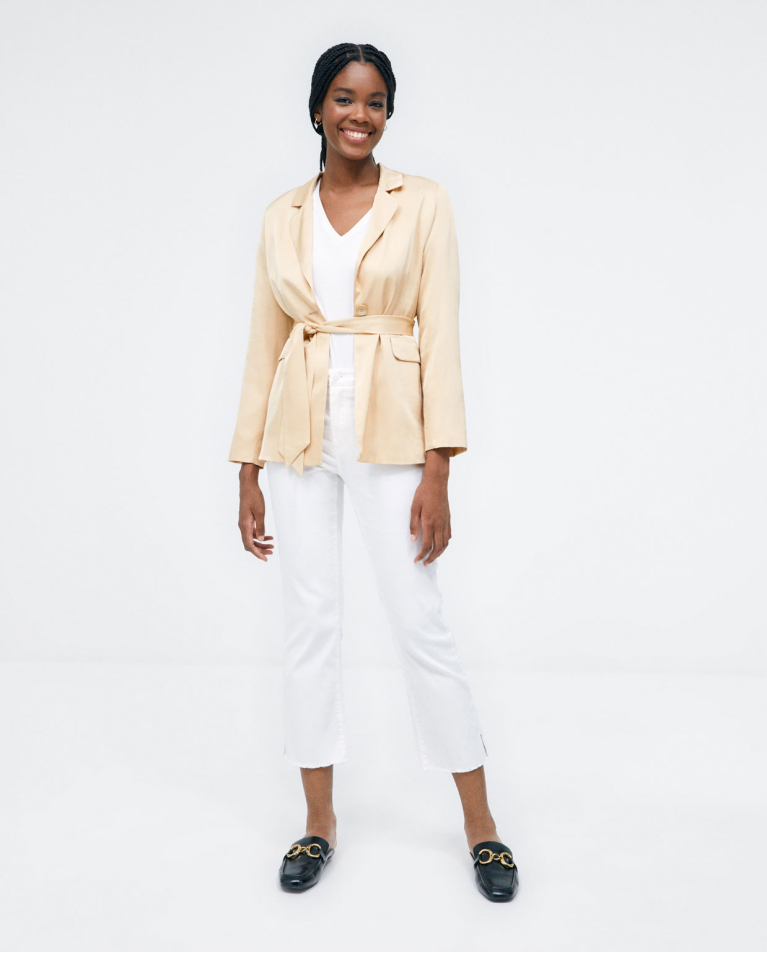 Blazer avec poches à rabat et ceinture. Beige