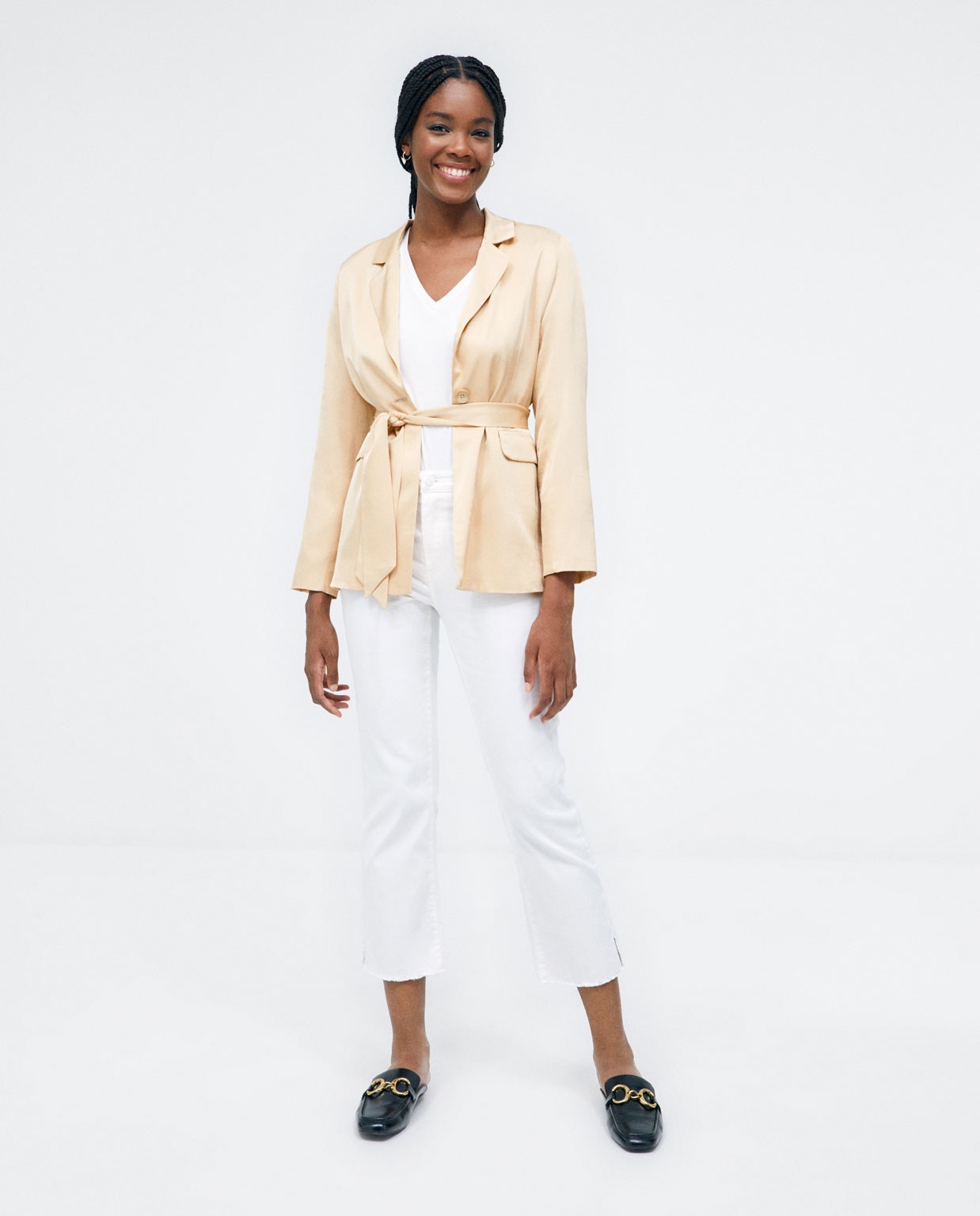 Blazer avec poches à rabat et ceinture. Beige