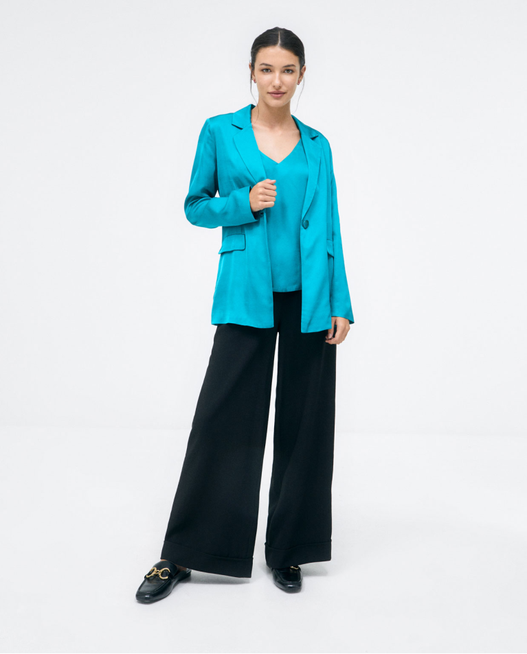 Blazer avec poches à rabat et ceinture. Turquoise