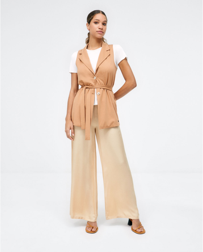 Wide trousers with darts....