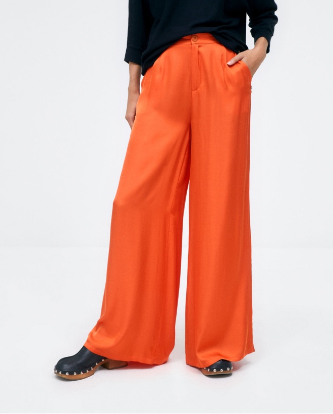 Wide trousers with darts....