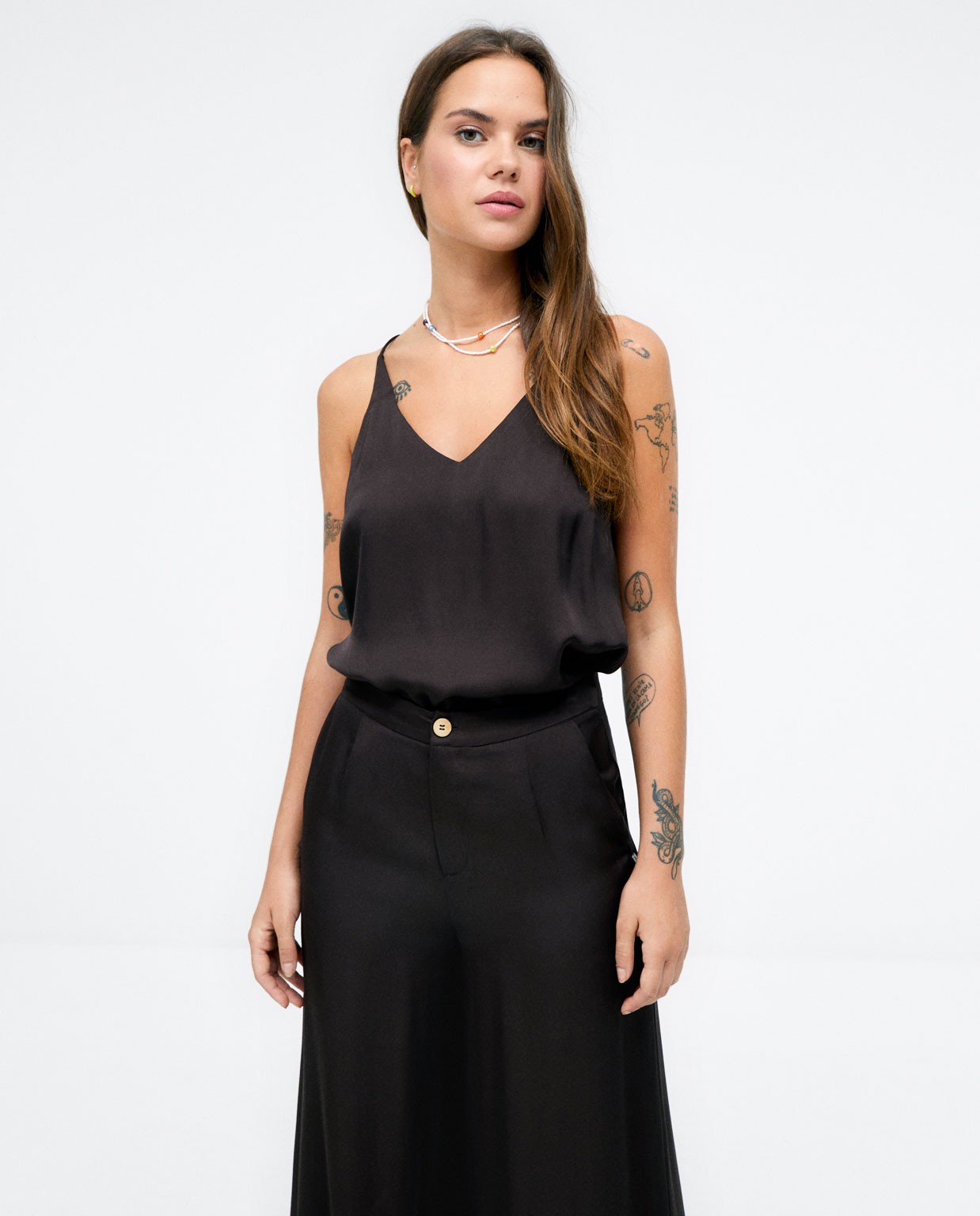 Pantalon large avec pinces. Impression Marron