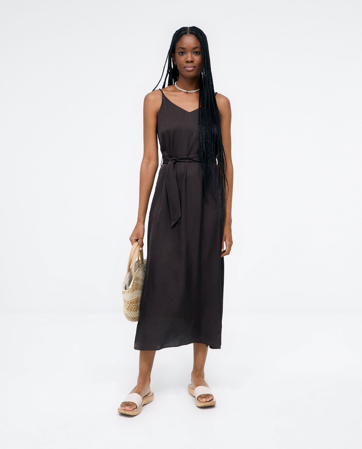 Robe midi avec bretelles et ceinture. Uni Marron