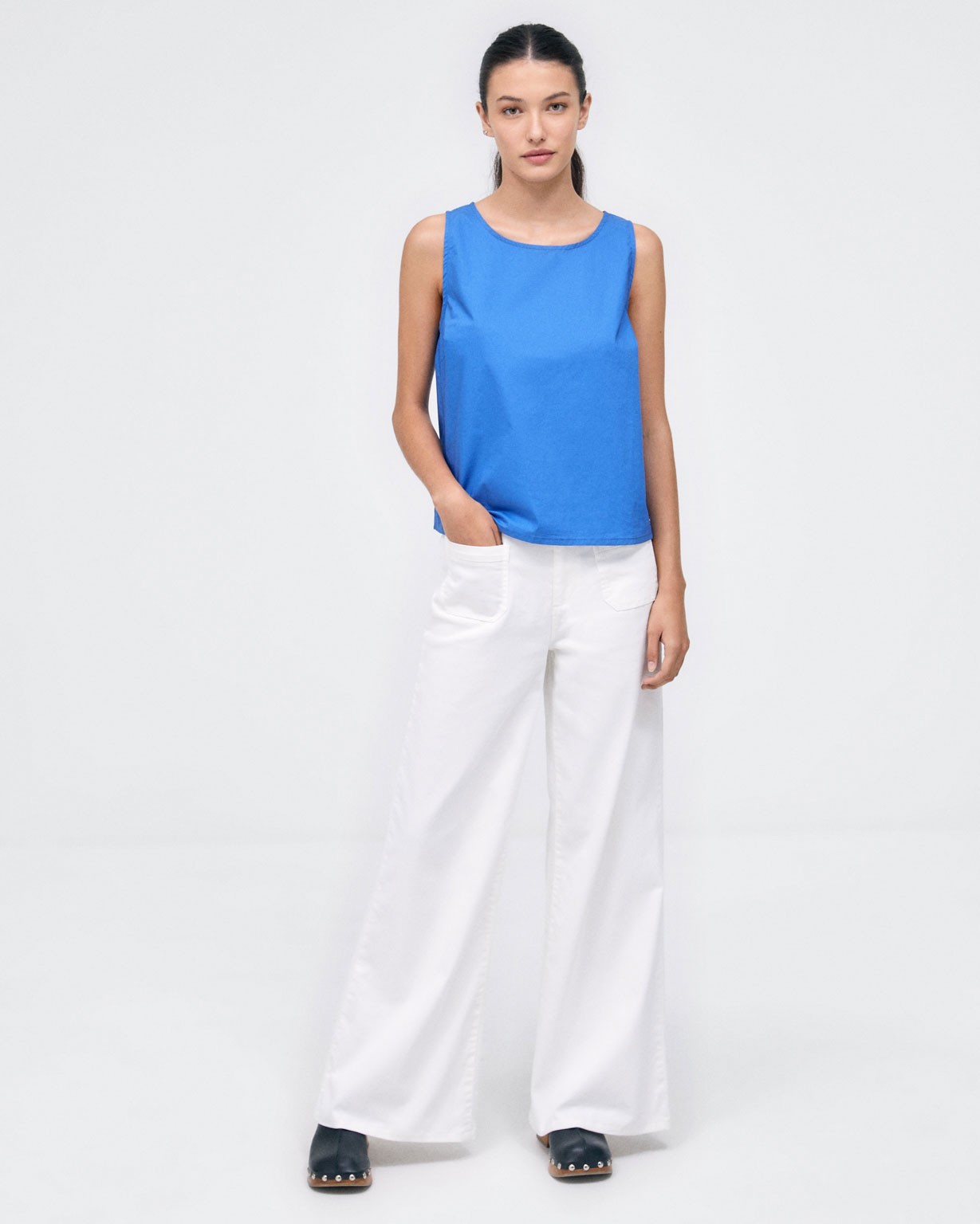 T-shirt sans manches. lisse Bleu