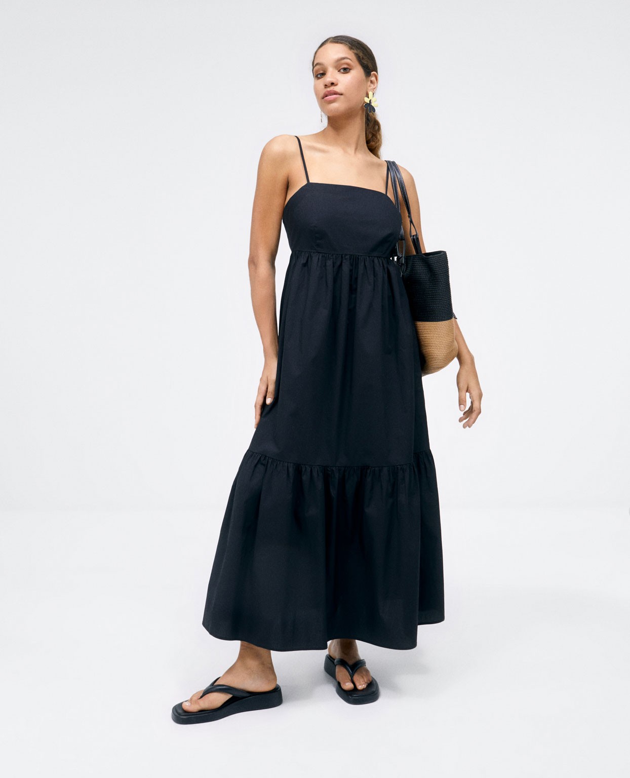 Robe longue avec bretelles et volants.  Noir