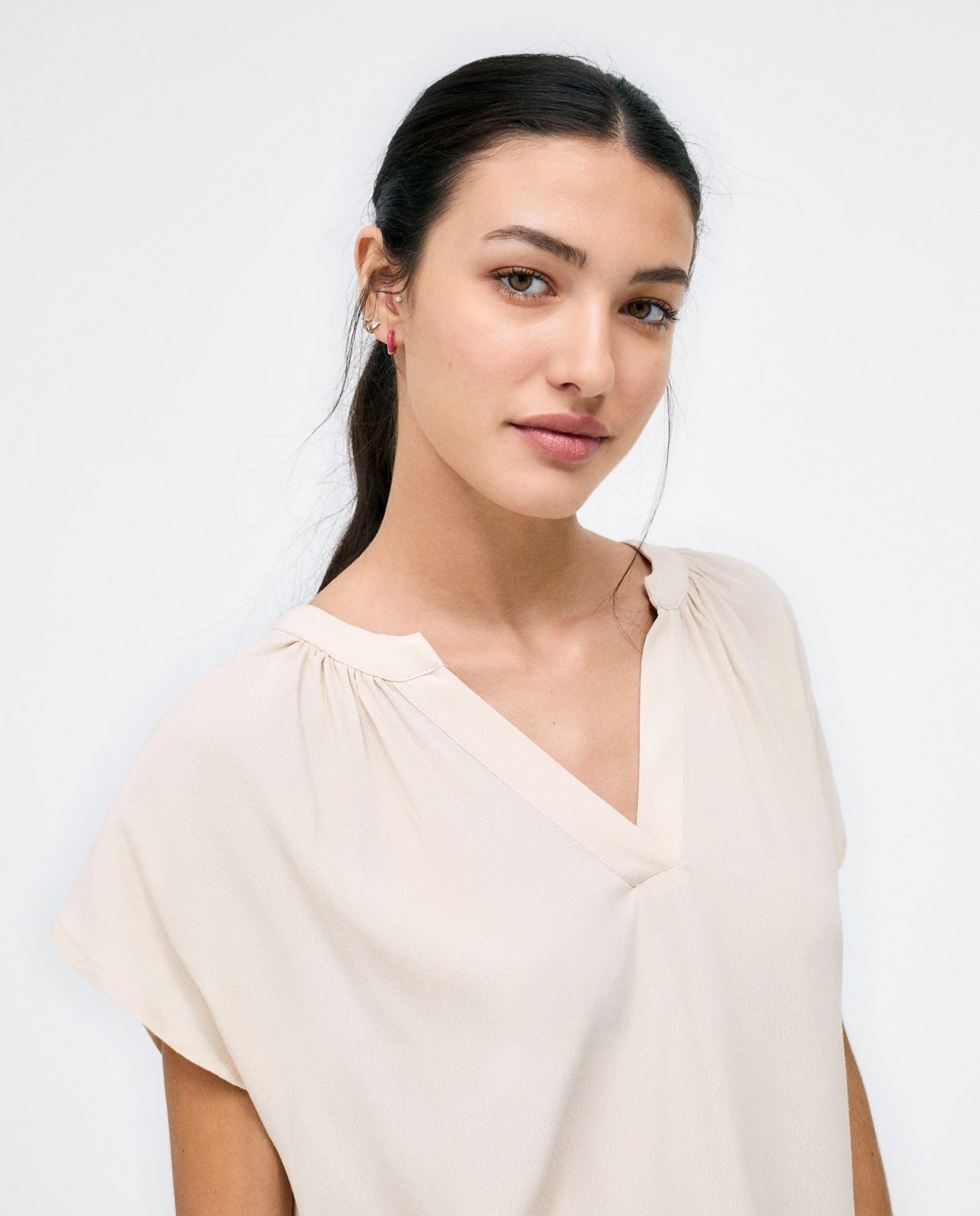 Blouse à manches courtes et col en V.  Beige