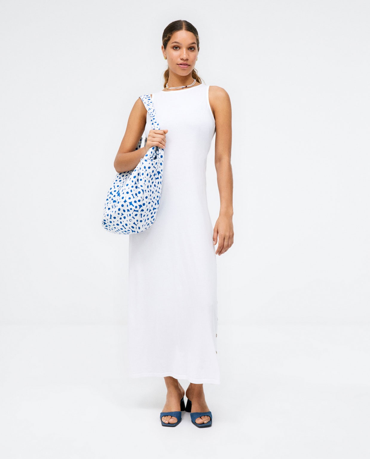 Long sleeveless dress. Elastic. White