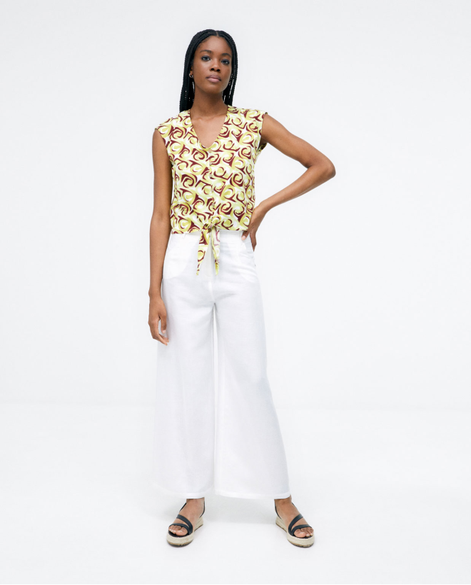 Blouse nouée. Col en V....
